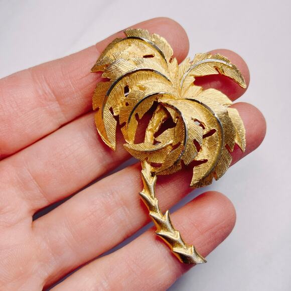 Vintage Palm Tree Brooch, Mid Century Brushed Gold Tone Metal Tropical Jewelry - Picture 4 of 5
